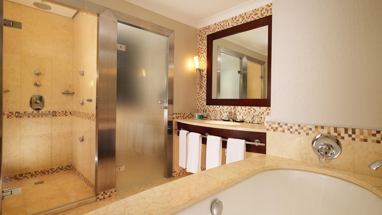 Sheraton Grand Cracovia Exterior foto A bathroom in a hotel