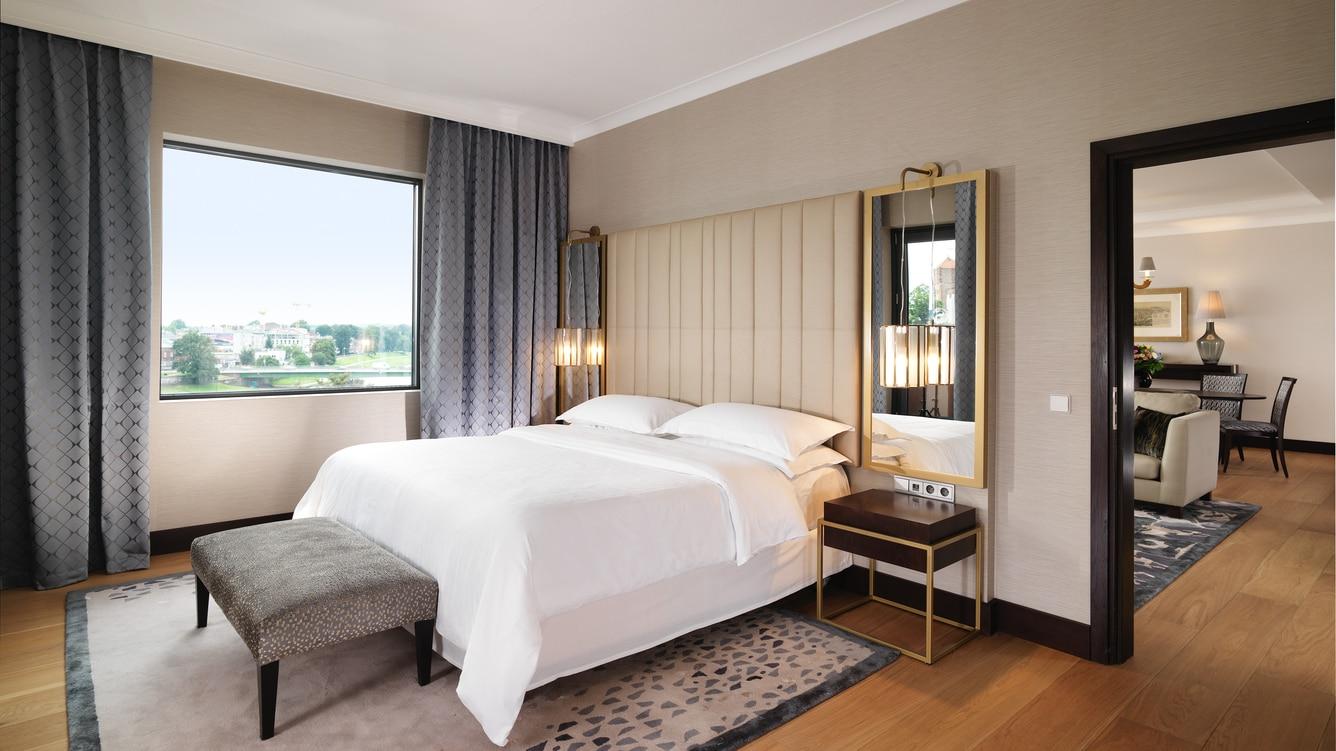 Sheraton Grand Cracovia Exterior foto A bedroom at the hotel