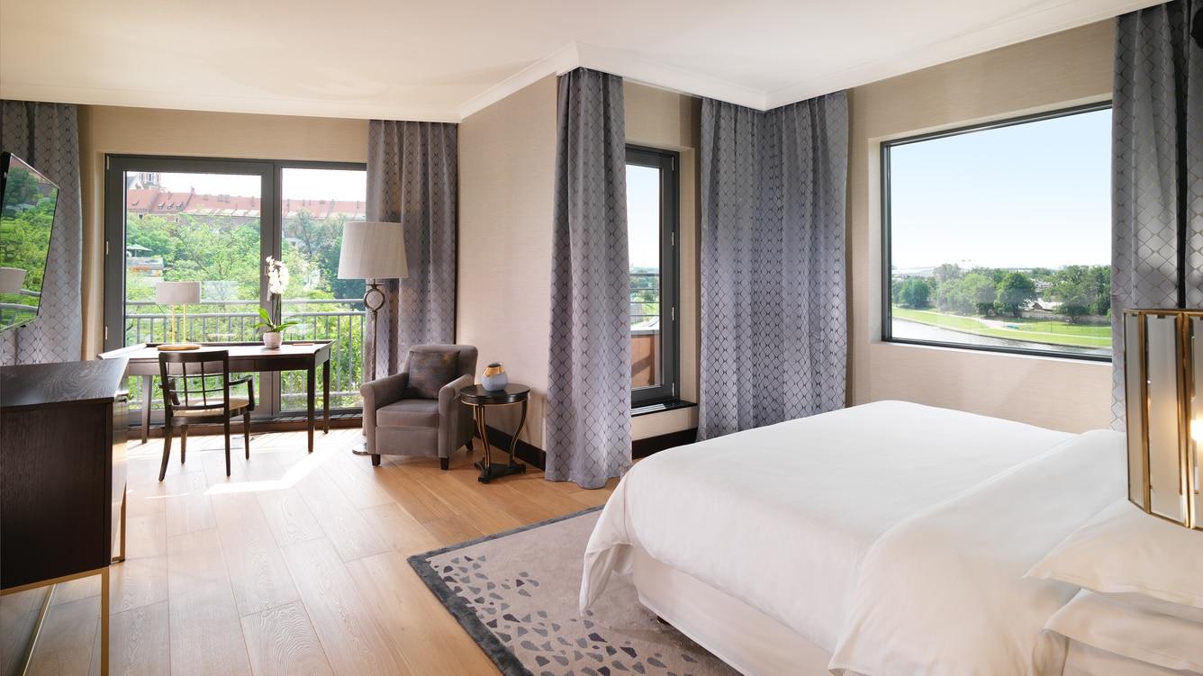 Sheraton Grand Cracovia Exterior foto A guest room at The Westin Hyderabad