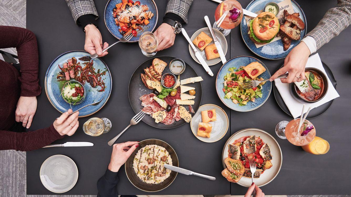 Sheraton Grand Cracovia Exterior foto A selection of dishes at the restaurant