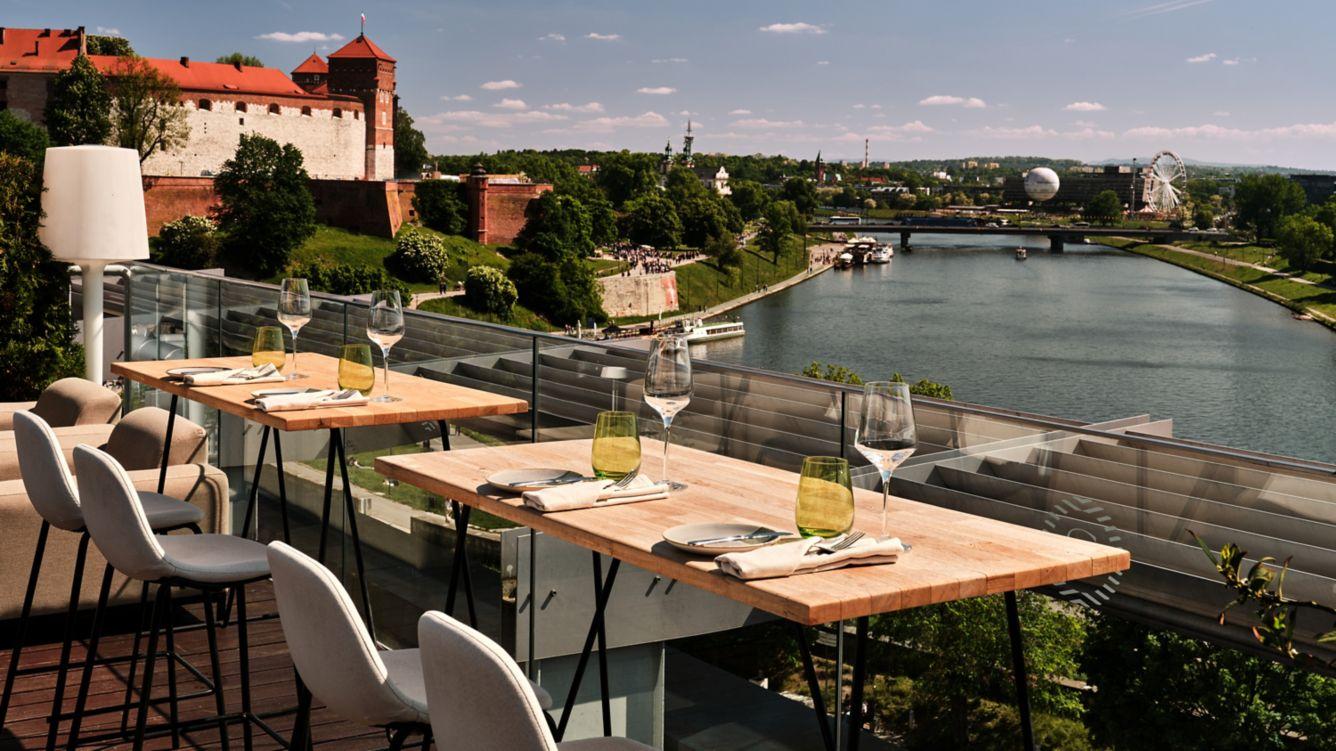 Sheraton Grand Cracovia Exterior foto View from the restaurant